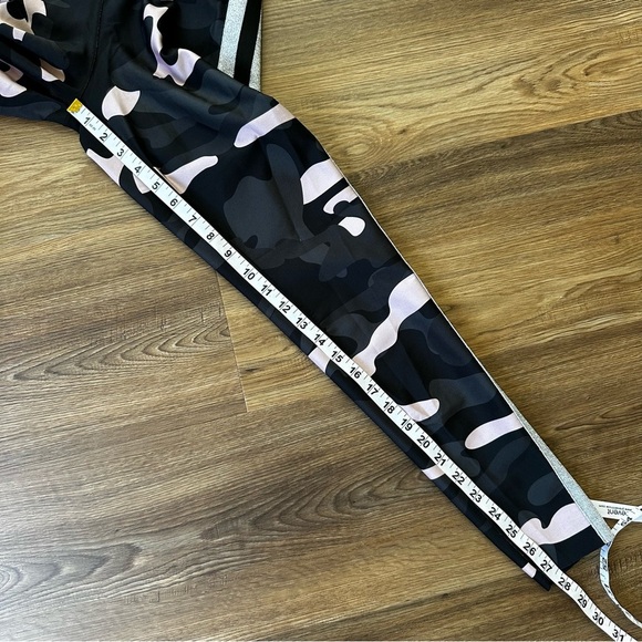 Ultracor Revolve Women’s Pink Camo Silver Side Stripe Leggings High Rise Medium - Picture 8 of 10
